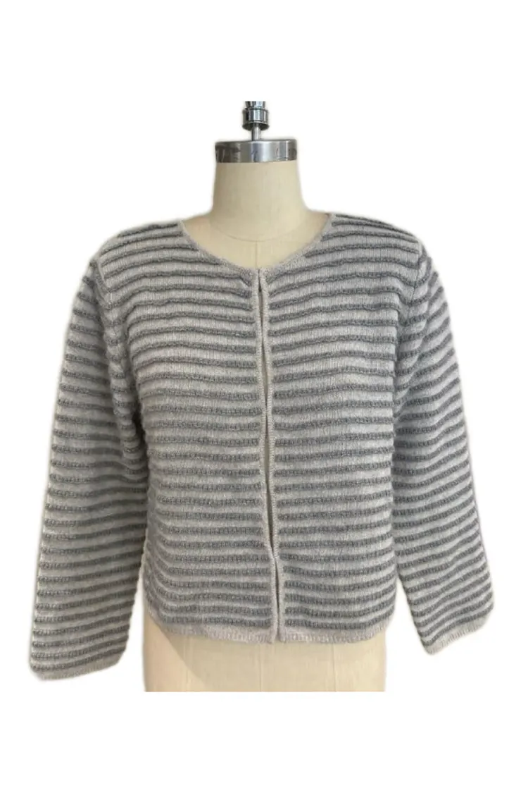 Tại sao áo len cashmere sọc nữ là khoản đầu tư hoàn hảo cho mọi tủ quần áo hiện đại